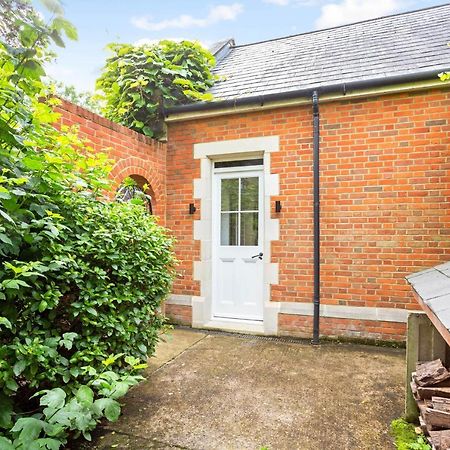 The Annexe - Beautiful Apartment With Garden Close To Heathrow And Windsor Staines-upon-Thames Buitenkant foto