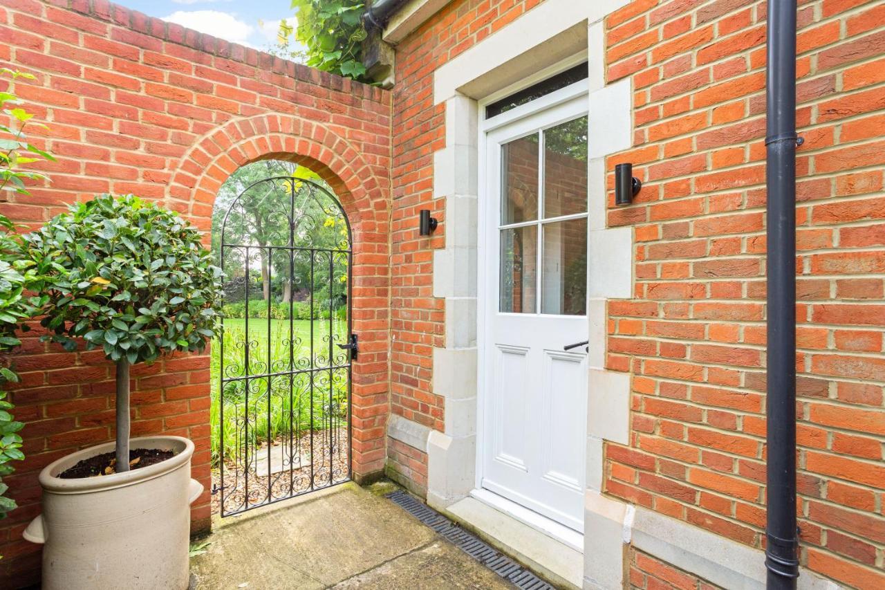 The Annexe - Beautiful Apartment With Garden Close To Heathrow And Windsor Staines-upon-Thames Buitenkant foto